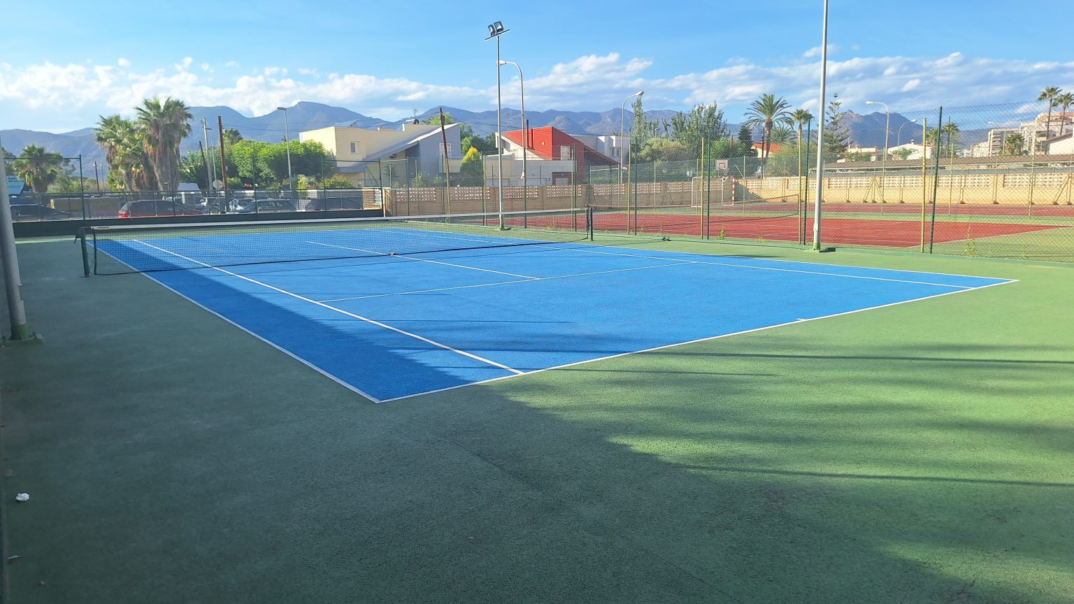 Piso confortable, vistas únicas, pista pádel/tenis