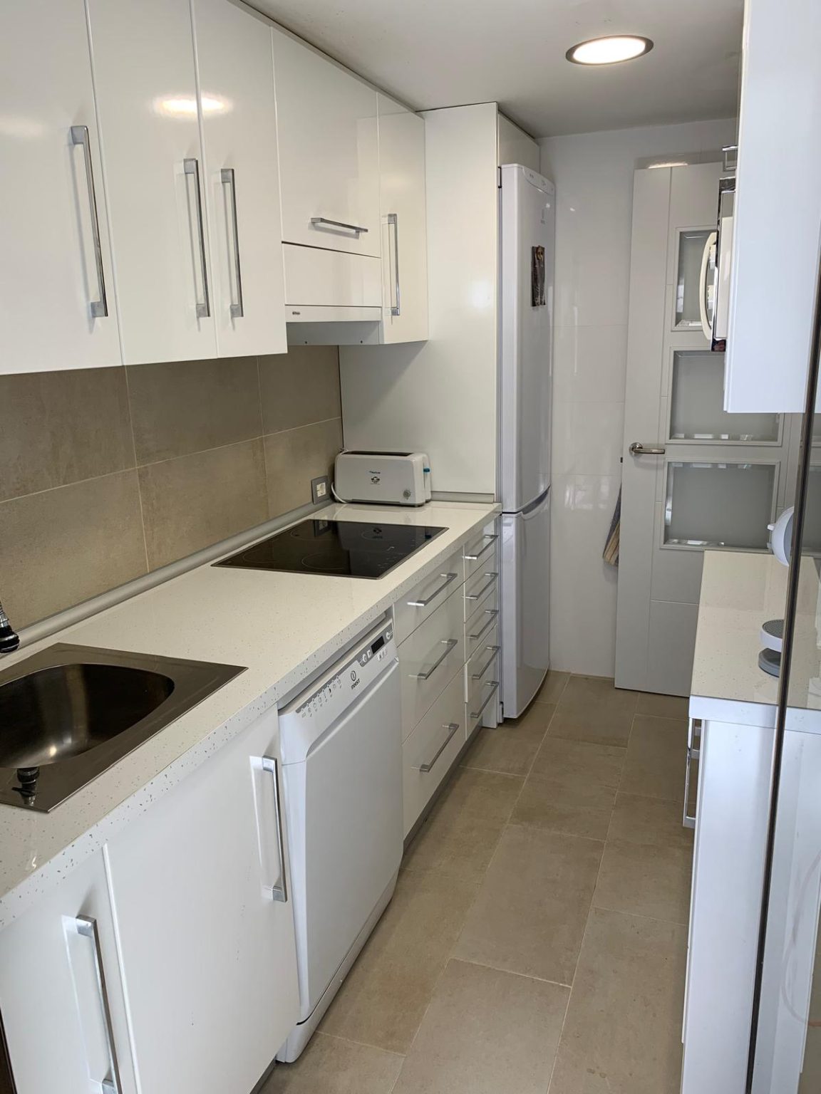 Apartamento hermoso c/ vistas al mar, piscina y garaje