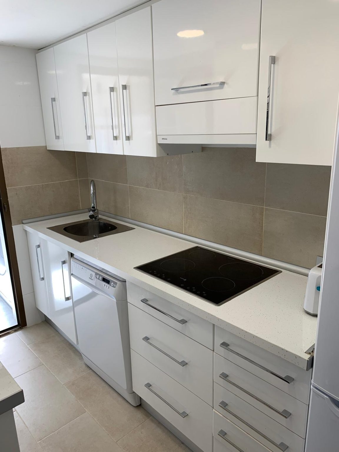 Apartamento hermoso c/ vistas al mar, piscina y garaje