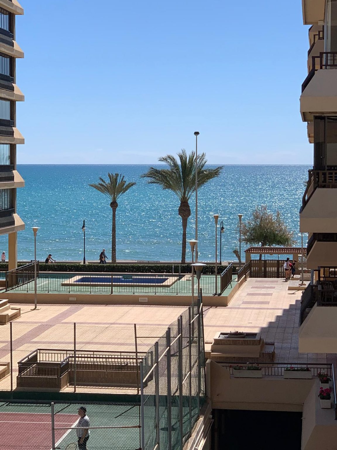 Apartamento hermoso c/ vistas al mar, piscina y garaje