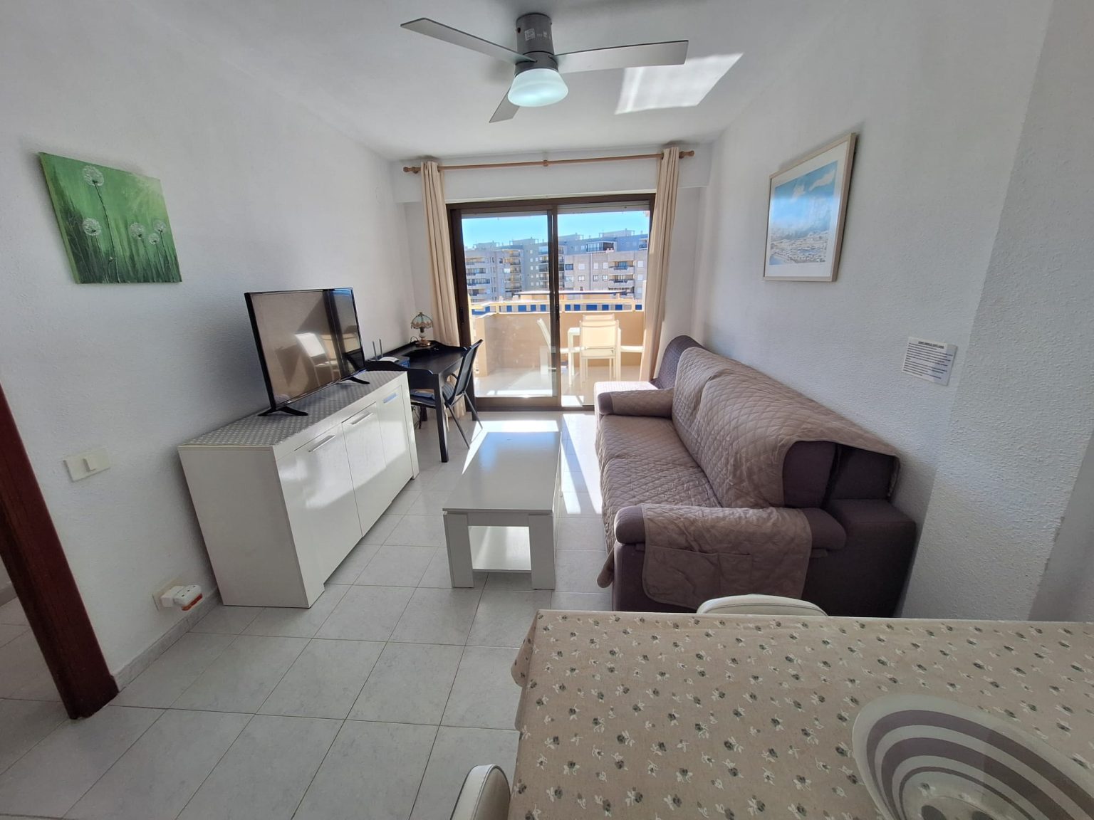 Apartamento con piscina y vistas al mar