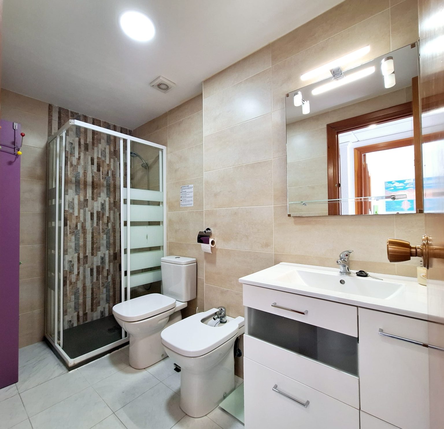 Apartamento con piscina y vistas al mar