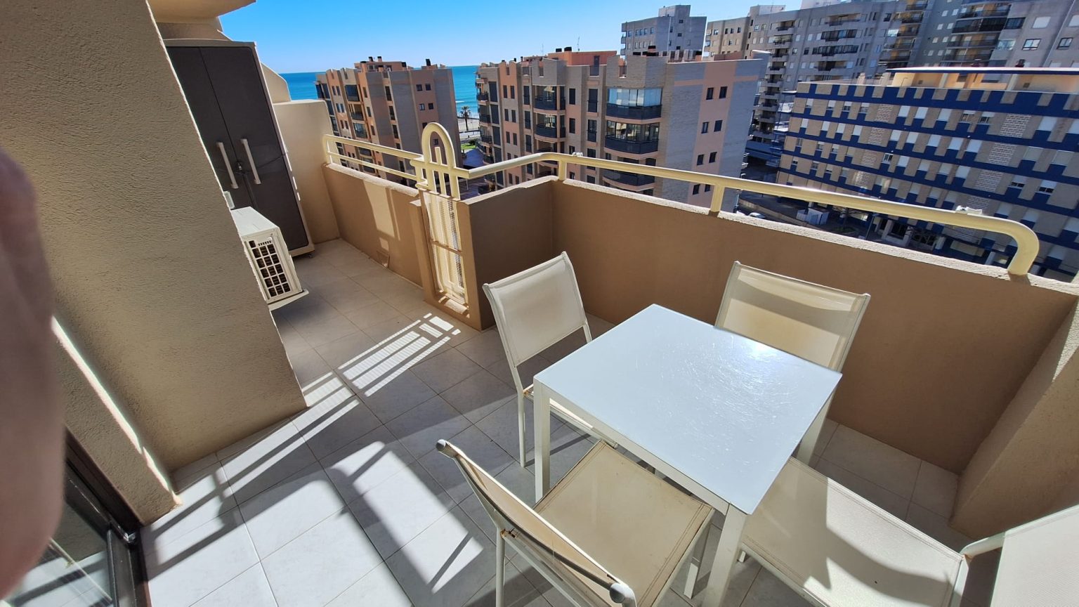 Apartamento con piscina y vistas al mar