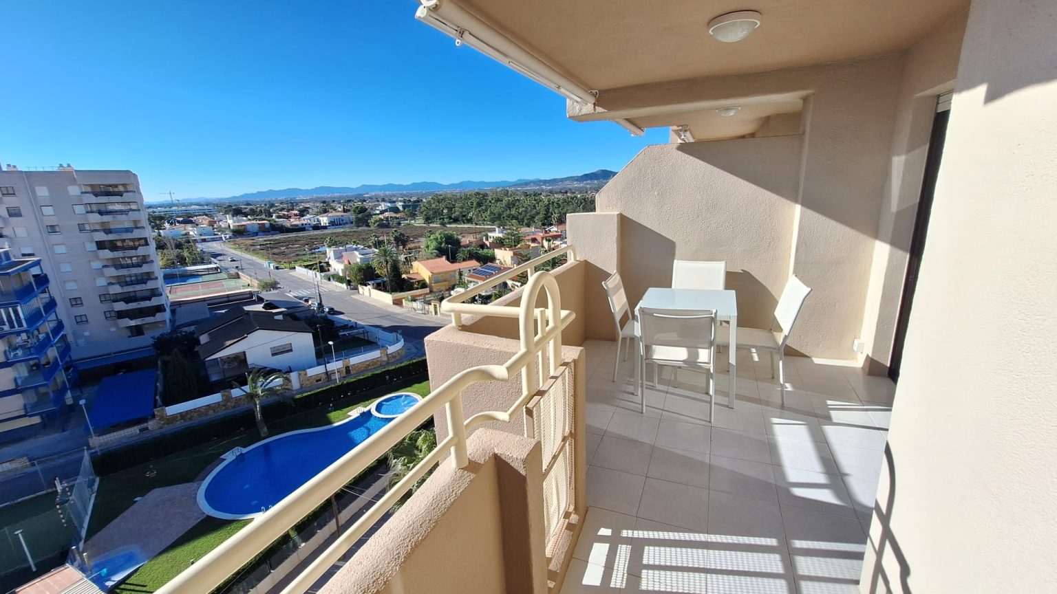 Apartamento con piscina y vistas al mar