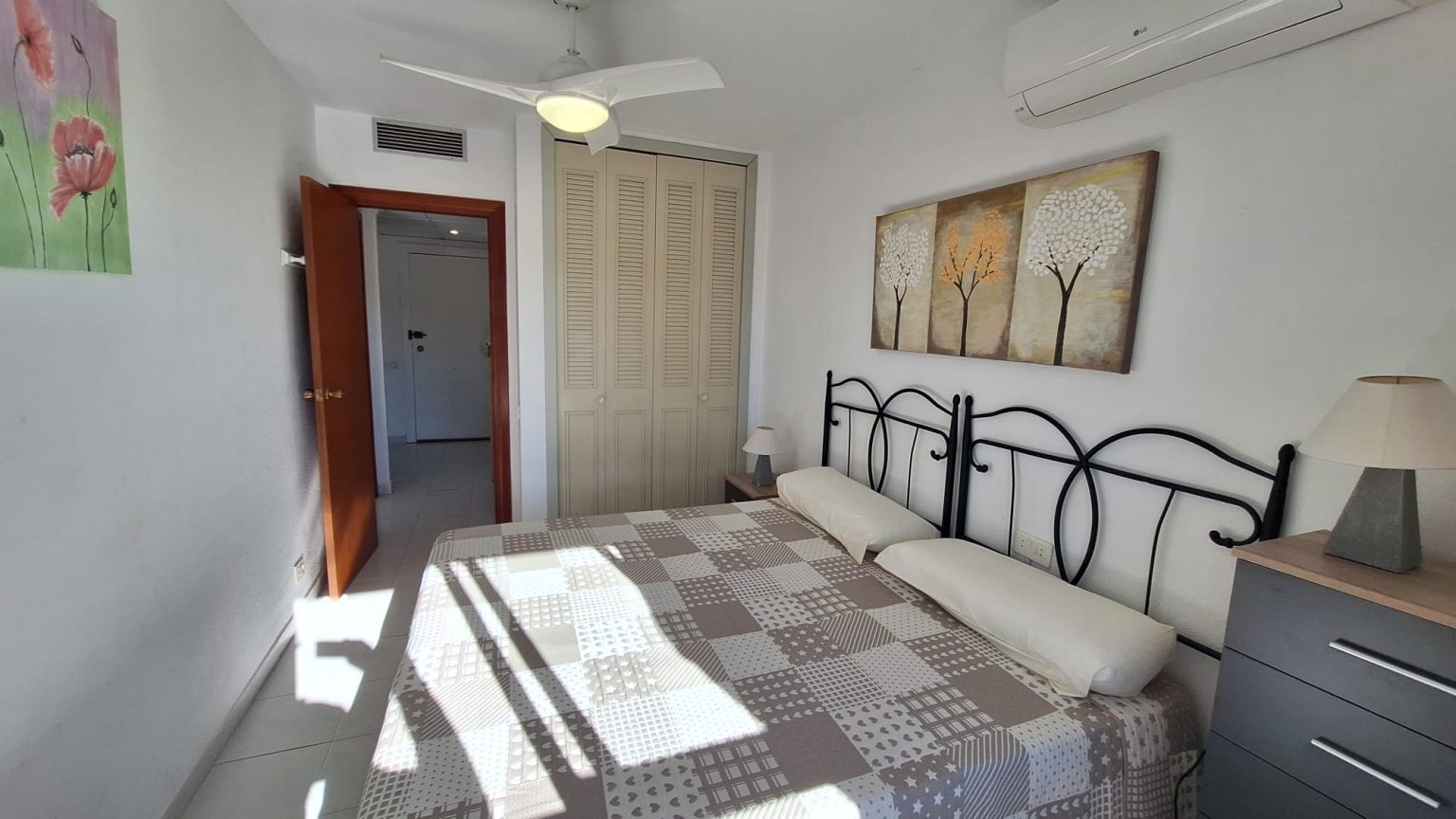 Apartamento con piscina y vistas al mar