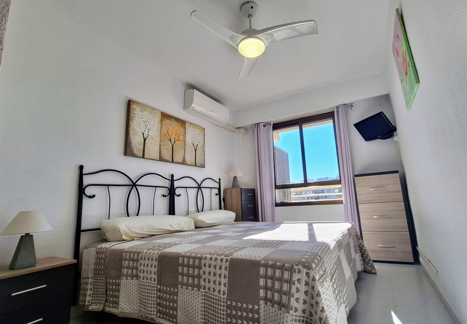 Apartamento con piscina y vistas al mar