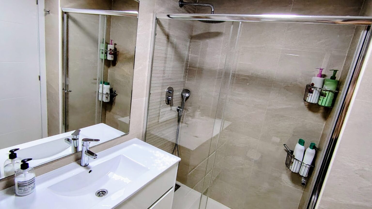 Apartamento hermoso c/ vistas al mar, piscina y garaje